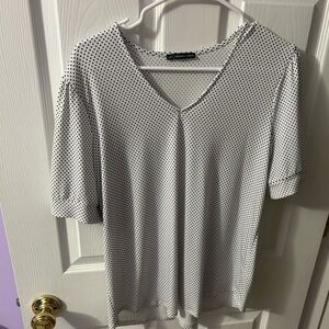 I am selling because I don’t want this blouse anymore.